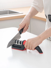 Cargar imagen en el visor de la galería, Amolador de Cuchillos con 3 ranuras y mango antideslizante para mejor agarre. Inoxidable.