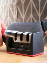 Cargar imagen en el visor de la galería, Amolador de Cuchillos con 3 ranuras y mango antideslizante para mejor agarre. Inoxidable.