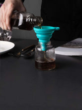 Cargar imagen en el visor de la galería, Embudo plegable de silicona, resitente a altas temperaturas. No tóxico.