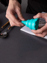 Cargar imagen en el visor de la galería, Embudo plegable de silicona, resitente a altas temperaturas. No tóxico.