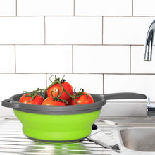 Cargar imagen en el visor de la galería, Colador de cocina plegable para ahorrar espacio, con asas, para escurrir diferentes tipos de alimentos. En material resitente y saludable.