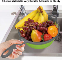 Cargar imagen en el visor de la galería, Colador de cocina plegable para ahorrar espacio, con asas, para escurrir diferentes tipos de alimentos. En material resitente y saludable.