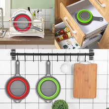 Cargar imagen en el visor de la galería, Colador de cocina plegable para ahorrar espacio, con asas, para escurrir diferentes tipos de alimentos. En material resitente y saludable.