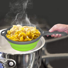 Cargar imagen en el visor de la galería, Colador de cocina plegable para ahorrar espacio, con asas, para escurrir diferentes tipos de alimentos. En material resitente y saludable.