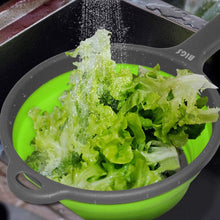 Cargar imagen en el visor de la galería, Colador de cocina plegable para ahorrar espacio, con asas, para escurrir diferentes tipos de alimentos. En material resitente y saludable.