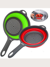 Cargar imagen en el visor de la galería, Colador de cocina plegable para ahorrar espacio, con asas, para escurrir diferentes tipos de alimentos. En material resitente y saludable.