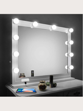 Cargar imagen en el visor de la galería, Set de luces Led para espejo con regulador de intensidad y cargador de teléfono USB.