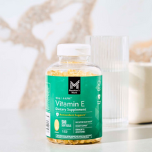 Cargar imagen en el visor de la galería, Vitamina E: La salud del corazón, defensas, salud de la piel, energía. Member's Mark, 500 cápsulas blandas
