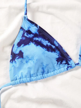 Cargar imagen en el visor de la galería, Bikini de tres piezas halter triángulo de tie dye con top corto
