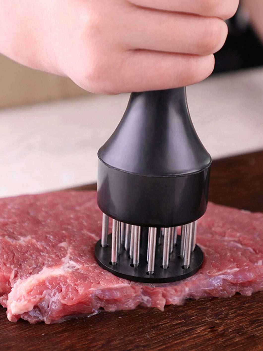 Ablandador de carne, con agujas inoxidables, ideal para perforar, ablandar e inyectar sazones a tus carnes.