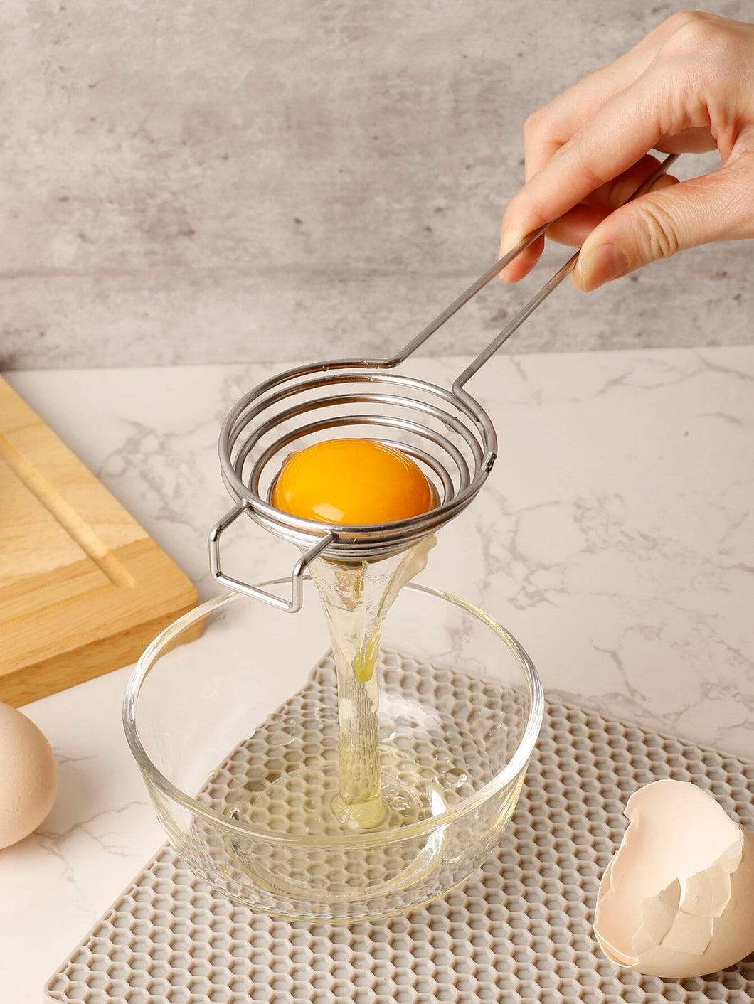 Separador de huevos en acero inoxidable. Separa la yema de la clara.